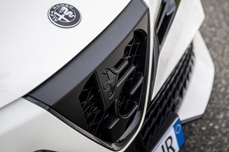 新しい盾で戦う Alfa Romeo 初の BEV “JUNIOR" について