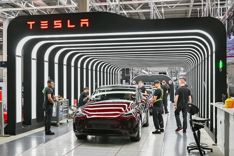 テスラがまたもや180万台の電気自動車をリコールへ tesla cybertruck model 3 x y cars vehicles recall detached open hood safety issue software failure details impact